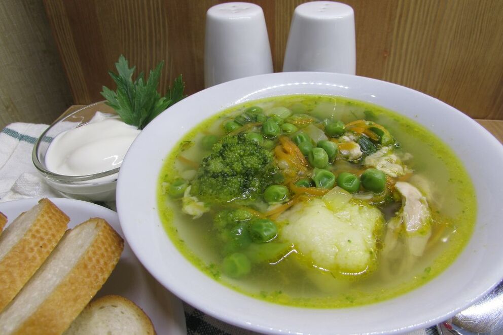 Caldo de carne con coliflor e brócoli