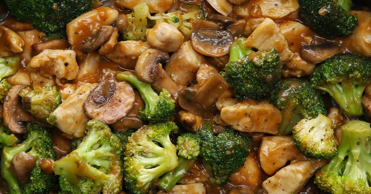 Polo con brócoli con salsa