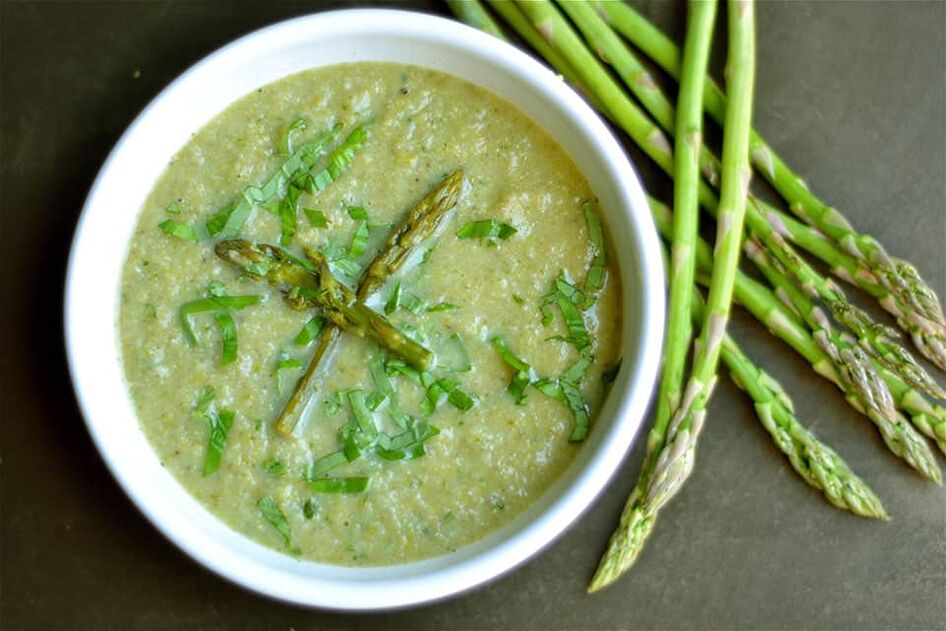 Sopa de polo e espárragos