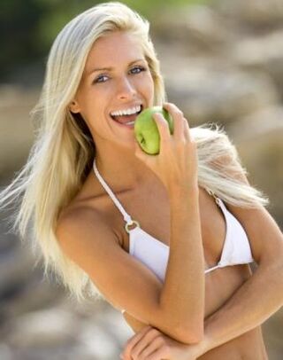 unha nena come unha mazá para perder peso en 10 kg ao mes