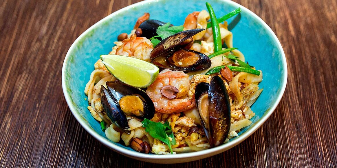 Os amantes da comida mediterránea adorarán esta ensalada de camaróns e pasta. 