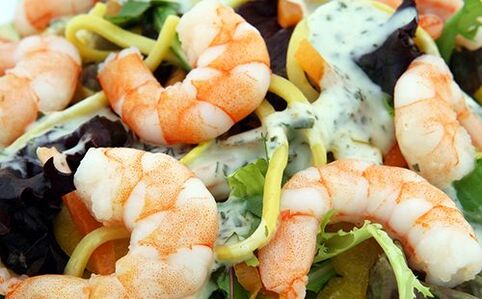 Ensalada con deliciosos camaróns e verduras no menú da dieta Dukan