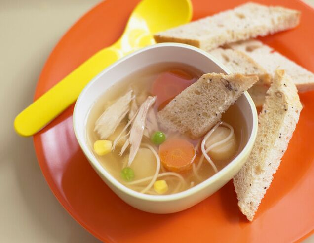 Sopa de polo con croutóns