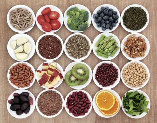 Unha variedade de produtos dietéticos en pratos